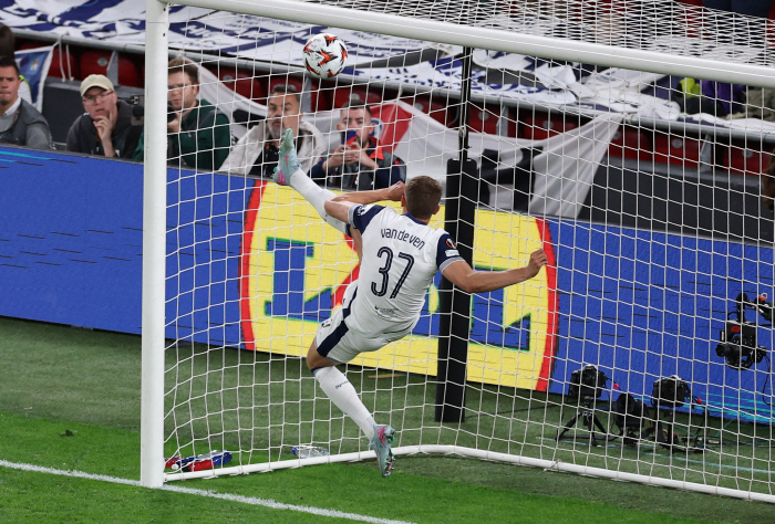 SON Bob Say B-official BBC-recognized Van der Penn's flying defense...Tottenham wins for the first time in 17 years → 1m93 acrobatic clearing