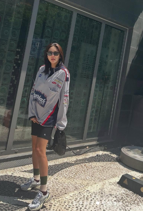 Son Dambi, she's only been giving birth for a month..Slender angular beauty with short leggings