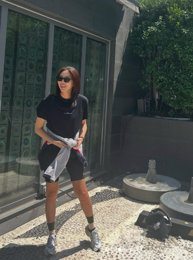 Son Dambi, she's only been giving birth for a month..Slender angular beauty with short leggings