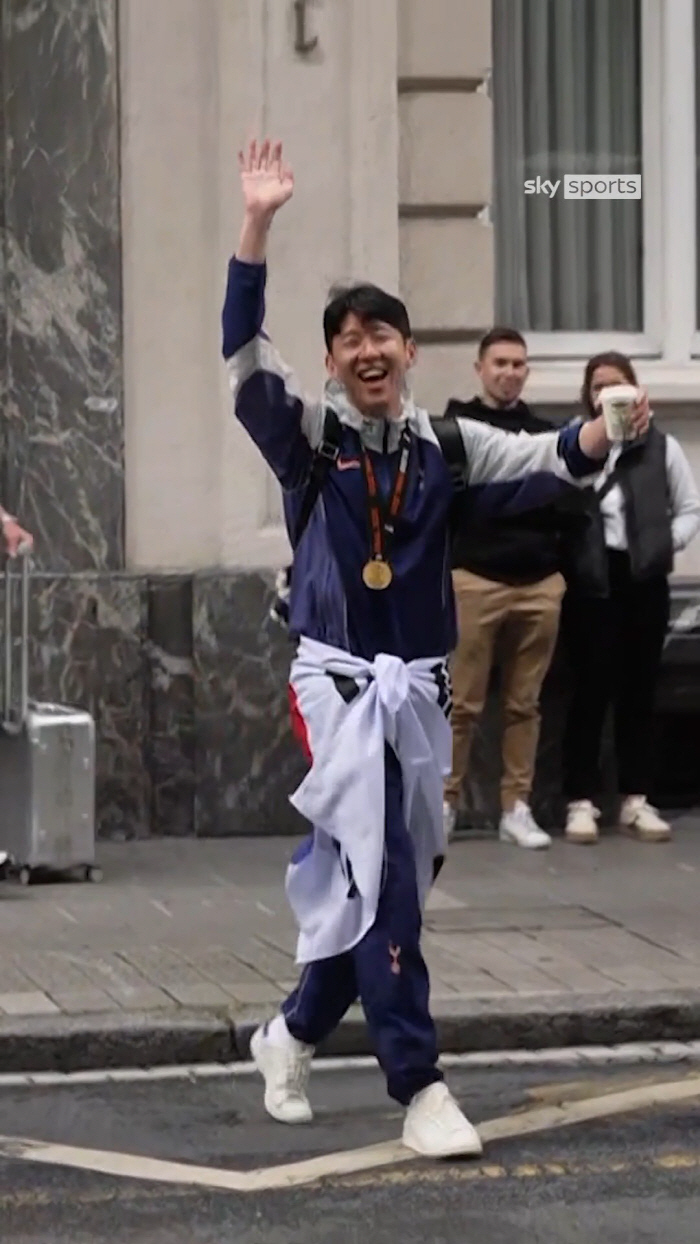 Son Heung-min, the best player in Korea's history, really loves Korea, goes to England wearing a national flag