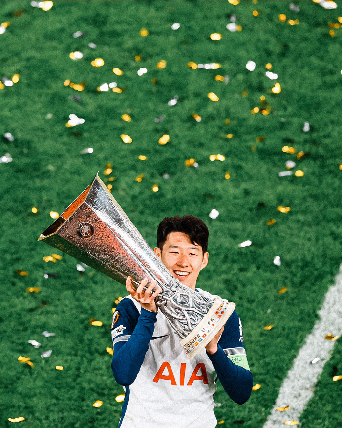 Son Heung-min, the best player in Korea's history, really loves Korea, goes to England wearing a national flag