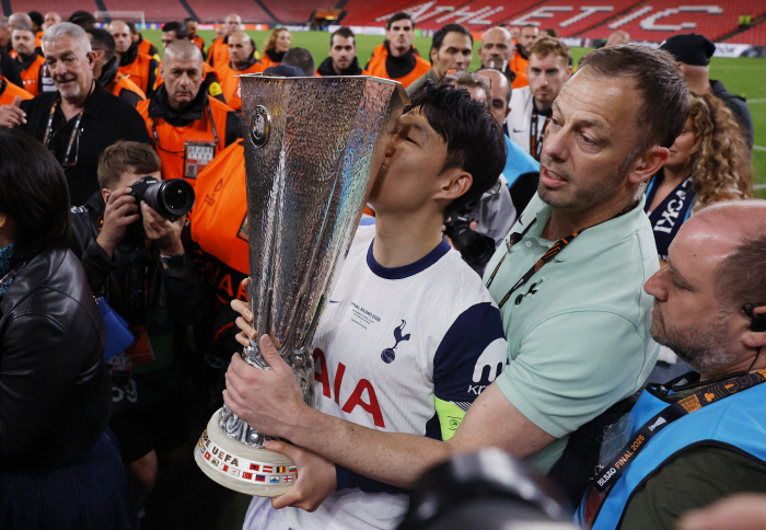 Son Heung-min wins his first career championship, completing a flawless career with no sense in the debate over Son Cha-bak as the best player in Korean history GOAT