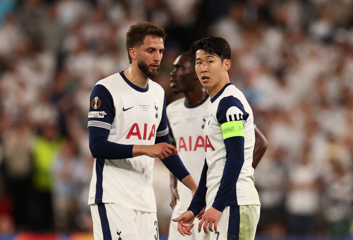 Hugging the vice-captain. → Son Heung-min, the end of his 17-year reign, finally made it! Tottenham captain who won his first professional career championship with a trophy