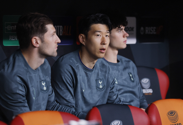 Hugging the vice-captain. → Son Heung-min, the end of his 17-year reign, finally made it! Tottenham captain who won his first professional career championship with a trophy