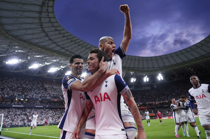  Tottenham, who had the worst season of 21 losses  17th place, finally laughed at the end. Winning for the first time in 17 years  advancing to UCL!