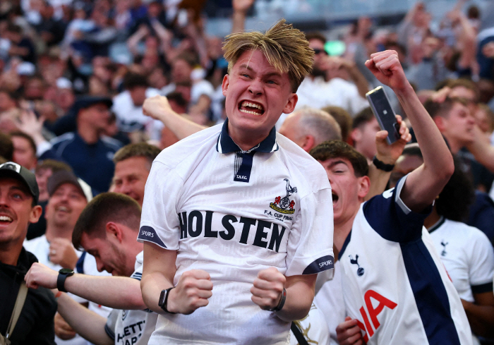  Tottenham, who had the worst season of 21 losses  17th place, finally laughed at the end. Winning for the first time in 17 years  advancing to UCL!