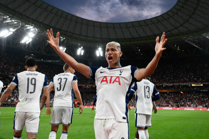  Tottenham, who had the worst season of 21 losses  17th place, finally laughed at the end. Winning for the first time in 17 years  advancing to UCL!