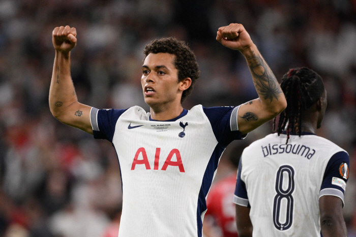  Tottenham, who had the worst season of 21 losses  17th place, finally laughed at the end. Winning for the first time in 17 years  advancing to UCL!
