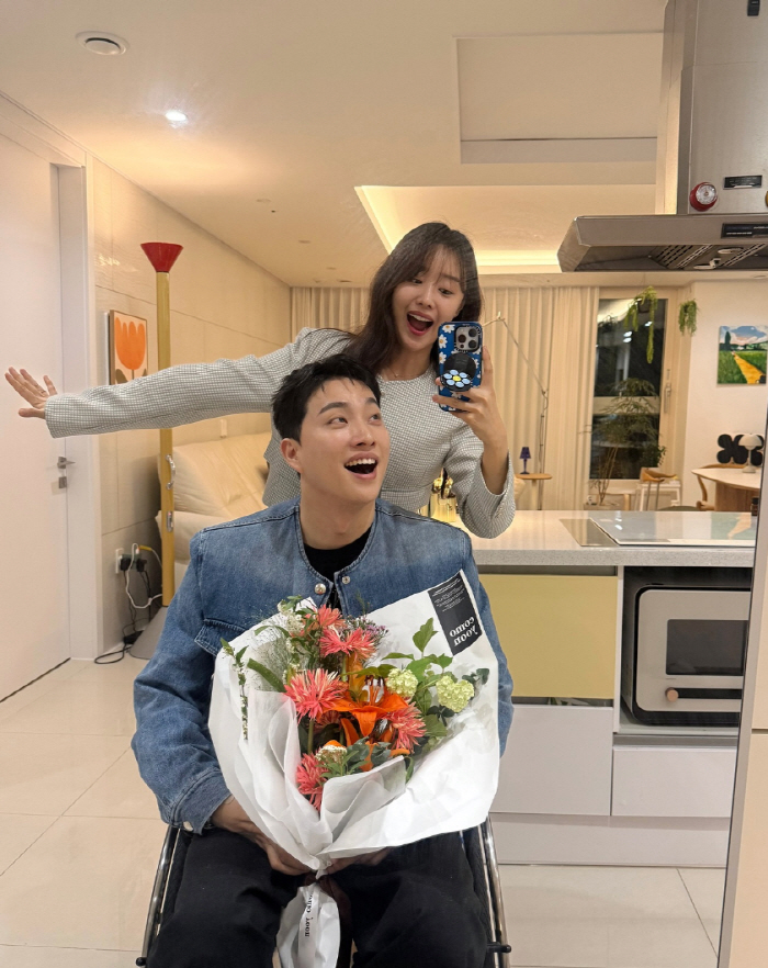 Song Ji-eun ♥ Park Wi attends a testimony rally on Couple's Day, a honey-like time to share