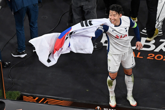 Today, the tears and joy of the happiest man, Son Heung-min. There were many difficult times this season, but we're always together