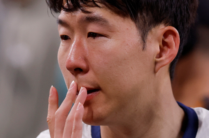 The trophy was really heavy. Son Heung-min cried and laughed. 15 Years of Wandering → Finally Completing the Winning Puzzle...The next goal is the World Cup. Promise me a gift for joy