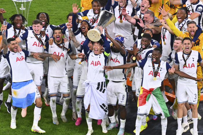 The trophy was really heavy. Son Heung-min cried and laughed. 15 Years of Wandering → Finally Completing the Winning Puzzle...The next goal is the World Cup. Promise me a gift for joy