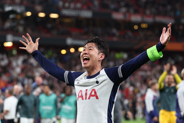 The trophy was really heavy. Son Heung-min cried and laughed. 15 Years of Wandering → Finally Completing the Winning Puzzle...The next goal is the World Cup. Promise me a gift for joy