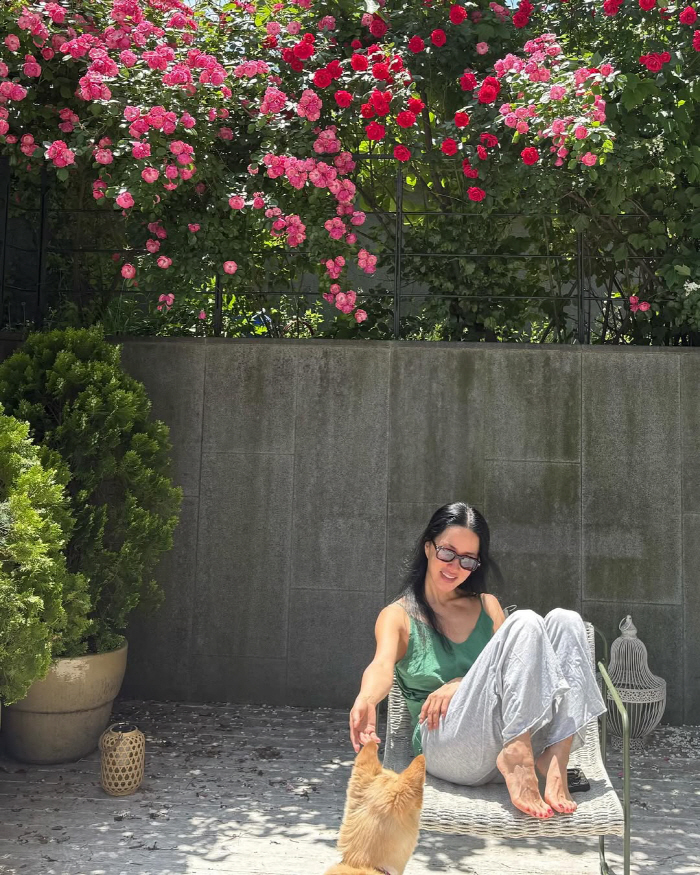 Um Jung-hwa, flowers on a day when she is soaked in the scent of healing roses in the yard of a 5 billion Hannam-dong house