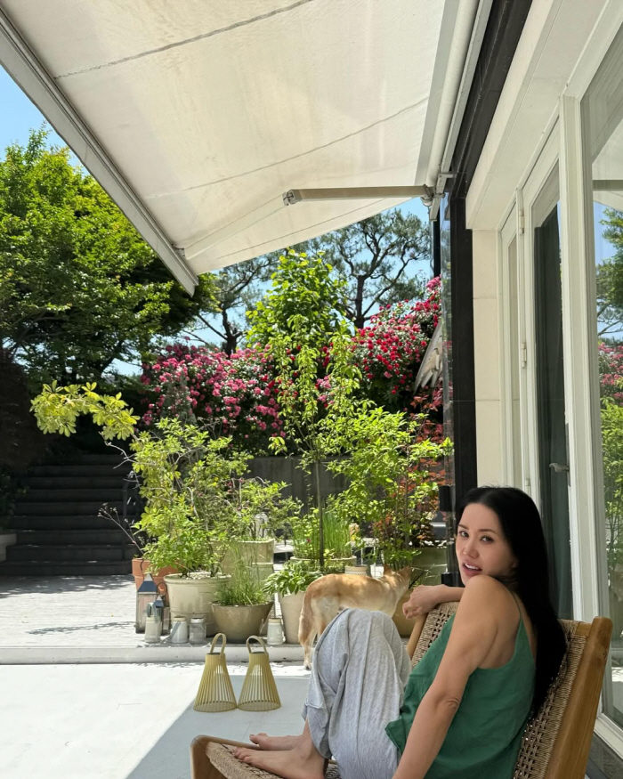 Um Jung-hwa, flowers on a day when she is soaked in the scent of healing roses in the yard of a 5 billion Hannam-dong house