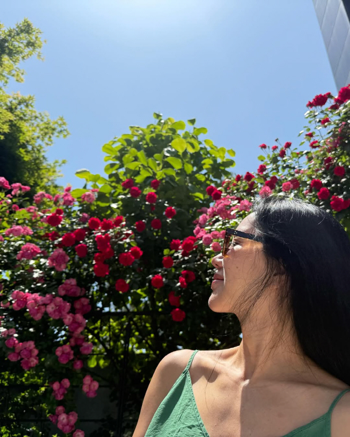 Um Jung-hwa, flowers on a day when she is soaked in the scent of healing roses in the yard of a 5 billion Hannam-dong house