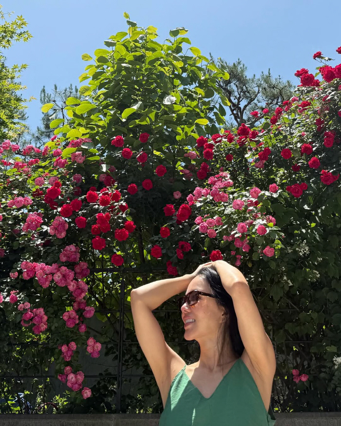 Um Jung-hwa, flowers on a day when she is soaked in the scent of healing roses in the yard of a 5 billion Hannam-dong house