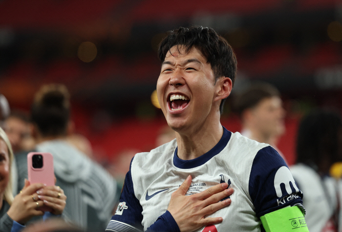 Vacation Kane also congratulated Tottenham on winning, and as a result, the same season as his best friend Son Heung-min → first summit joy...The purity is different, but the smile of Tal Tottenham is embarrassed