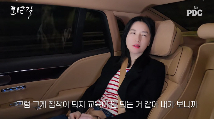 15-year-old twin mother Lee Young-ae is obsessed with being next to her child's education center, and she should keep a distance