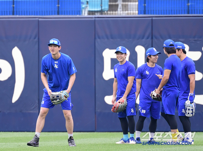 Captain Koo Ja-wook and the kids are so cute? Exciting Lapak Outfield Fungo Classroom with Captain