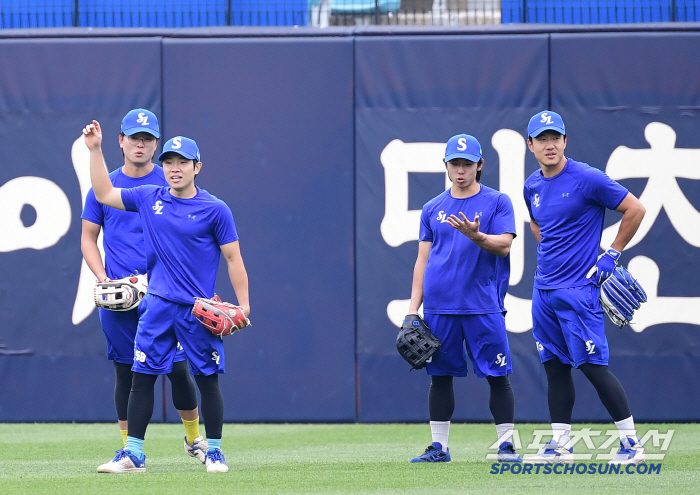 Captain Koo Ja-wook and the kids are so cute? Exciting Lapak Outfield Fungo Classroom with Captain