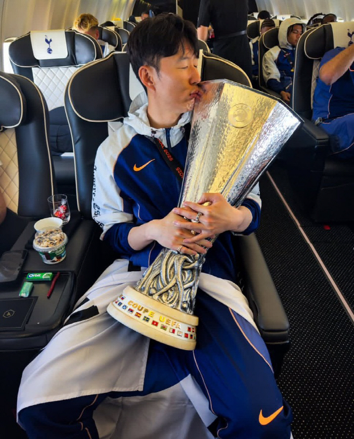 Captain Son Heung-min's national flag and trance. NICE ONE SONNY, NICE ONE SON