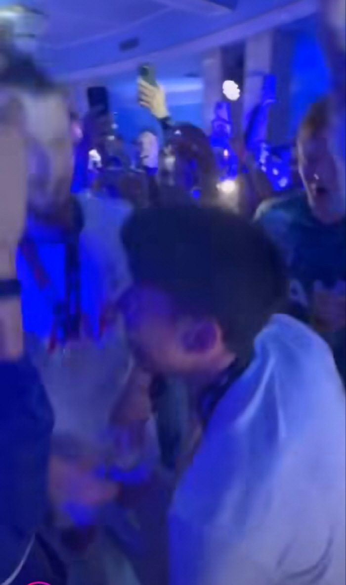 Captain Son Heung-min's national flag and trance. NICE ONE SONNY, NICE ONE SON