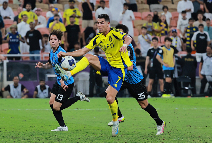 Crazy! Al Nasr still wants Ronaldo with him..Prepare for a proposal for a massive renewal with an annual salary of 286.4 billion won and a daily wage of 855 million won