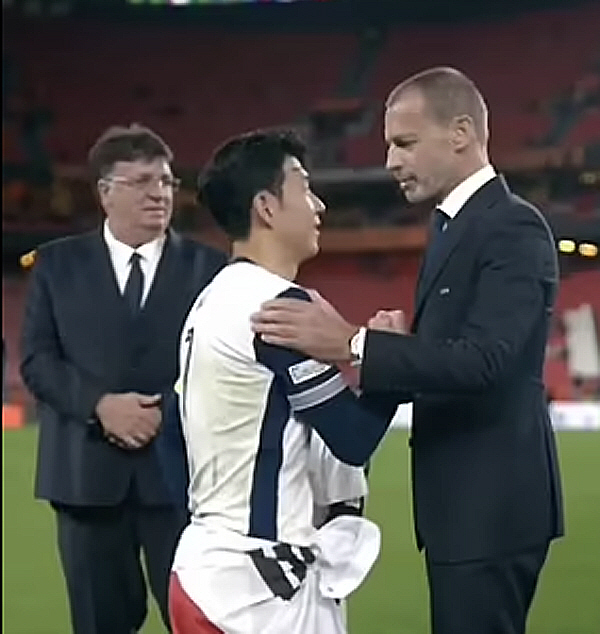 I sincerely apologize. Europa League, which turned into a neighborhood tournament, bowed to UEFA's failure to pay Son Heung-min's medal