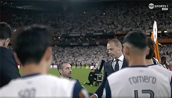 I sincerely apologize. Europa League, which turned into a neighborhood tournament, bowed to UEFA's failure to pay Son Heung-min's medal