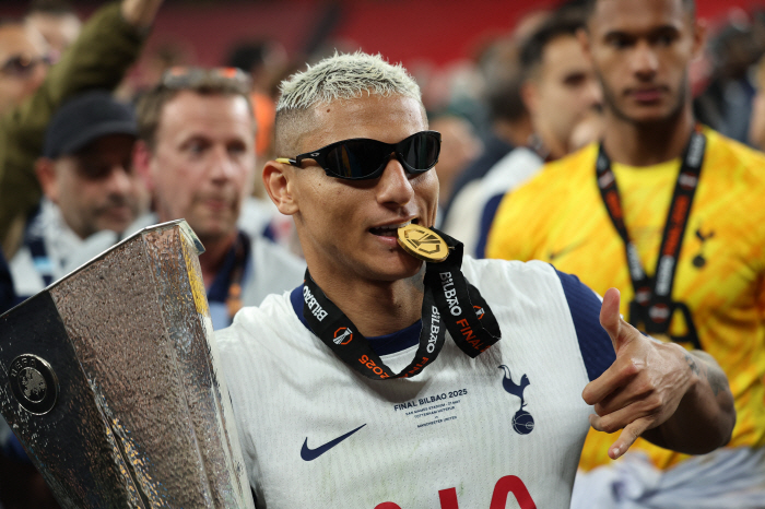 I sincerely apologize. Europa League, which turned into a neighborhood tournament, bowed to UEFA's failure to pay Son Heung-min's medal