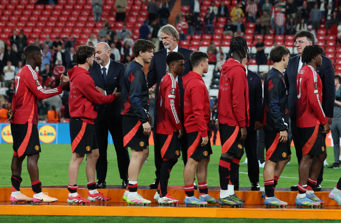 Is it time to shoot inside? Why do some Manchester United players insist on a three-back? discontent with the Amorim tactics