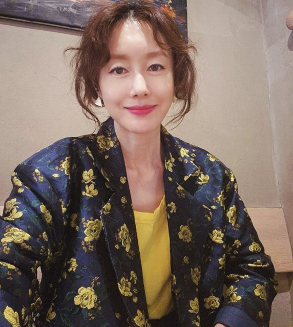 Kim Ji-soo, who left Korea, completed voting in Europe..Thank you for welcoming the embassy staff