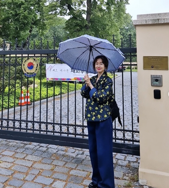 Kim Ji-soo, who left Korea, completed voting in Europe..Thank you for welcoming the embassy staff