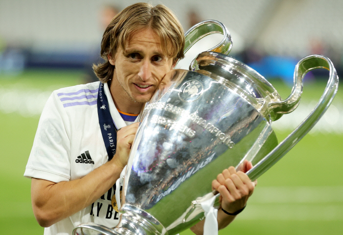 Modric, a six-time soccer teacher who won the Ballon d'Or  UCL, will leave Real Madrid for the first time in 13 years. Failed to re-sign → Breaking up after the Club World Cup 