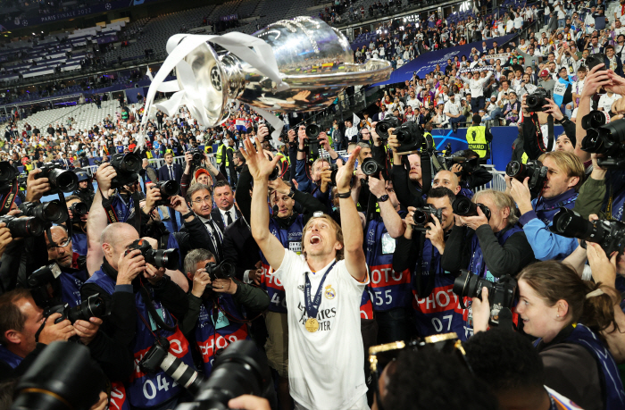 Modric, a six-time soccer teacher who won the Ballon d'Or  UCL, will leave Real Madrid for the first time in 13 years. Failed to re-sign → Breaking up after the Club World Cup 