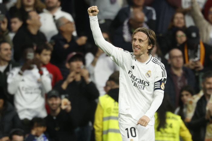 Modric, a six-time soccer teacher who won the Ballon d'Or  UCL, will leave Real Madrid for the first time in 13 years. Failed to re-sign → Breaking up after the Club World Cup 
