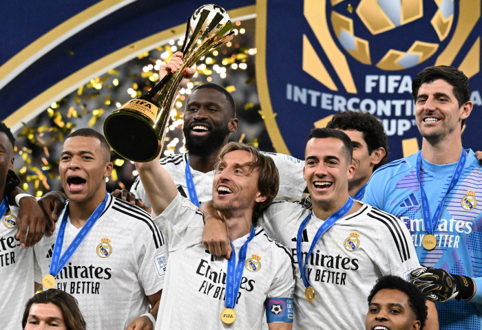 Modric, a six-time soccer teacher who won the Ballon d'Or  UCL, will leave Real Madrid for the first time in 13 years. Failed to re-sign → Breaking up after the Club World Cup 