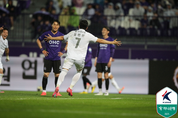  I pierced it with penetration, not height!Eo Jung-won Kim In-sung scored consecutive goals, Pohang won 20 games against Anyang → jumped to fifth place in the league