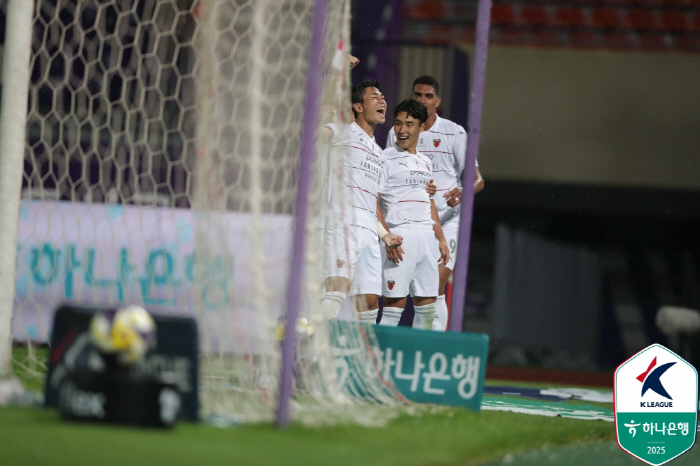  I pierced it with penetration, not height!Eo Jung-won Kim In-sung scored consecutive goals, Pohang won 20 games against Anyang → jumped to fifth place in the league