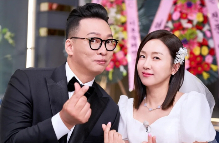 Park Jun-hyung ♥ Kim Ji-hye gives a pleasant explanation about the plastic surgery suspicion. Someone do it while looking at me