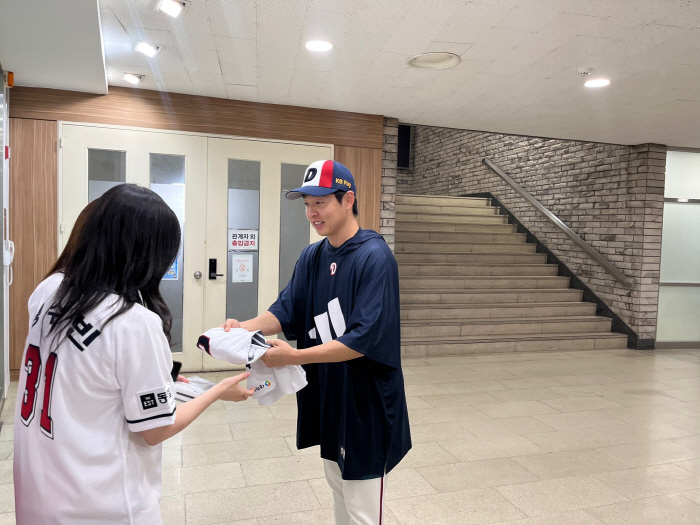  What a VIP seat SOOBIN invited! What kind of windfall is this → I'm blessed with a good heart