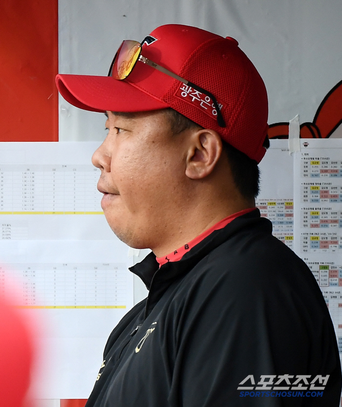 Someone is going to the second division, someone is promoted to the starting line, KIA's sword-like personal punishment → Coach Lee Bum-ho's standards are
