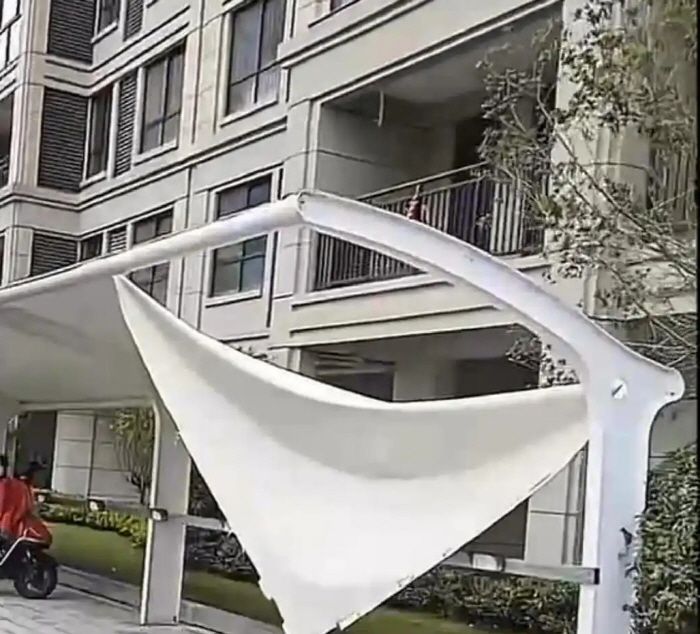 A woman who fell from the 12th floor of an apartment building miraculously survived...My husband is pouring out criticism on the disappointing malicious comments