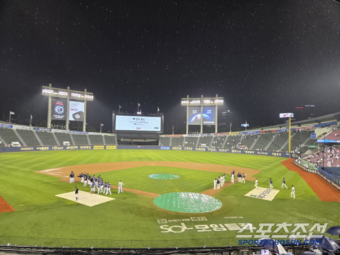 Wow, I didn't lose. Nuclear gain! Venkle → Blon → Extension → Rain delay. NC Doosan's mud fight ends in a rain cold draw