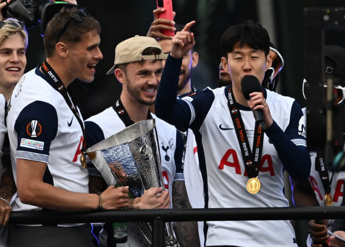 F LOVE U! Yu Gwan Legend Son Heung-min, fierce ♥ Confession Nice One Sonny singing, Tottenham Europa victory parade overflowing with romance