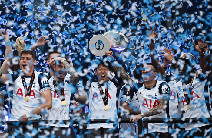 F LOVE U! Yu Gwan Legend Son Heung-min, fierce ♥ Confession Nice One Sonny singing, Tottenham Europa victory parade overflowing with romance