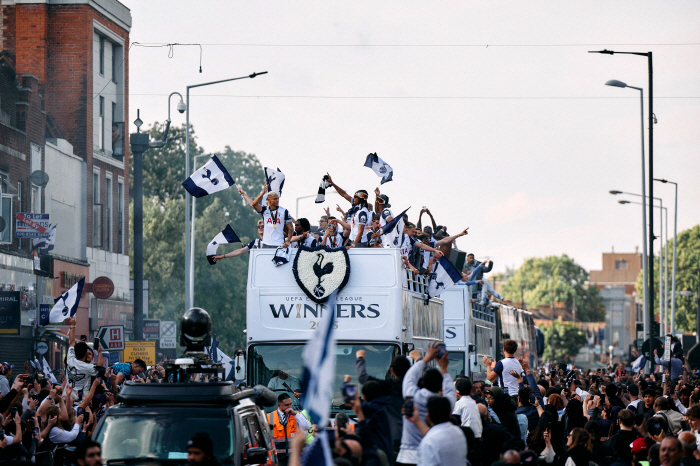 F LOVE U! Yu Gwan Legend Son Heung-min, fierce ♥ Confession Nice One Sonny singing, Tottenham Europa victory parade overflowing with romance