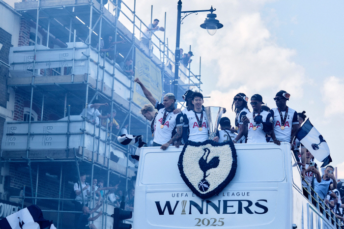 F LOVE U! Yu Gwan Legend Son Heung-min, fierce ♥ Confession Nice One Sonny singing, Tottenham Europa victory parade overflowing with romance