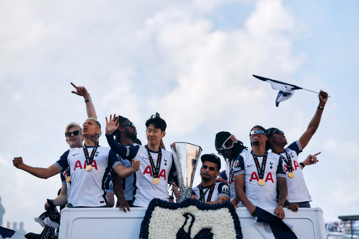 F LOVE U! Yu Gwan Legend Son Heung-min, fierce ♥ Confession Nice One Sonny singing, Tottenham Europa victory parade overflowing with romance